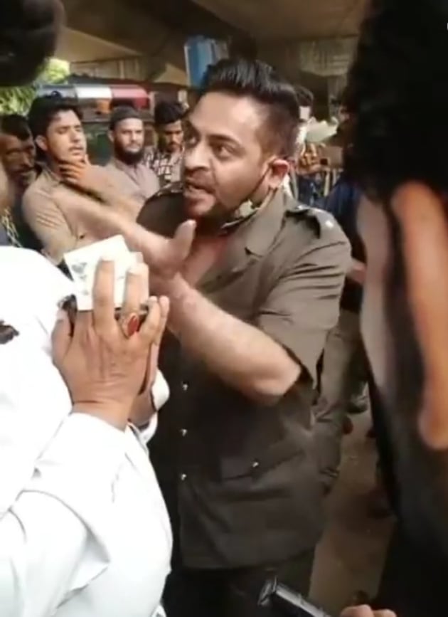 Aamir Liaquat Got Furious On A Traffic Constable And Public Is Amused