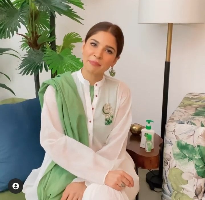 Severe Public Criticism On Ayesha Omar's Independence Day Outfit