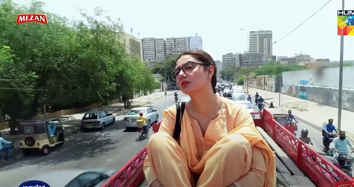 Mahira Khan's Strange Bus Ride From HKKST - Public Reaction