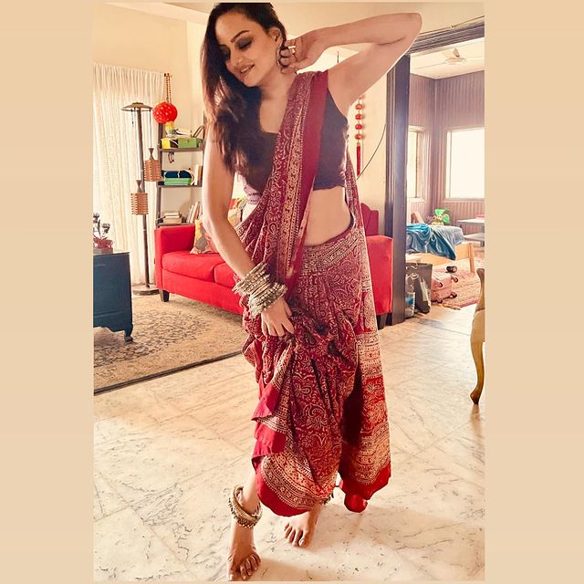 Juvaria Abbasi's Bold Saree Caused Fierce Criticism