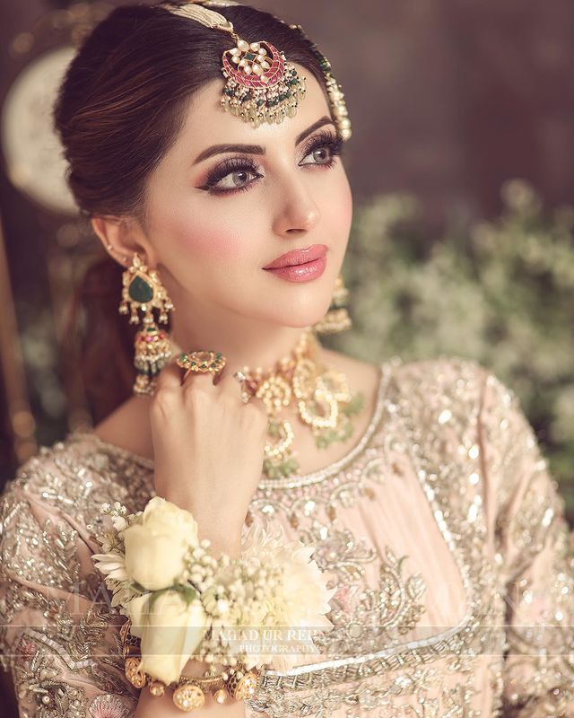 Moomal Khalid looks undeniably gorgeous in her most recent Bridal shoot