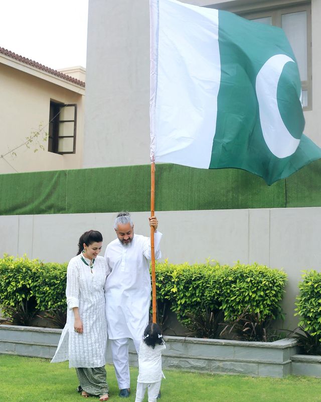 Natasha Khalid With Her Family- Beautiful Independence Day Pictures