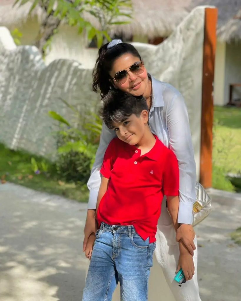 Adorable Picture From Nida Yasir's Vacay Spree In Maldives | Reviewit.pk