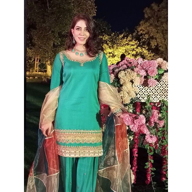 Sadia Faisal's Alluring Pictures From A Family Wedding