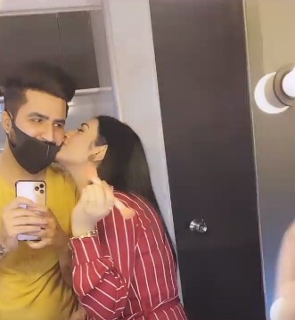 Sarah Khan And Falak Shabir's New Loved Up Video Got Mixed Public Reaction