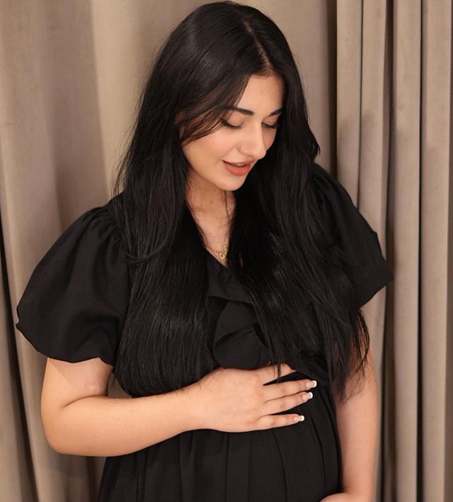 Netizens Criticize Sarah Khan For Flaunting Her Baby Bump