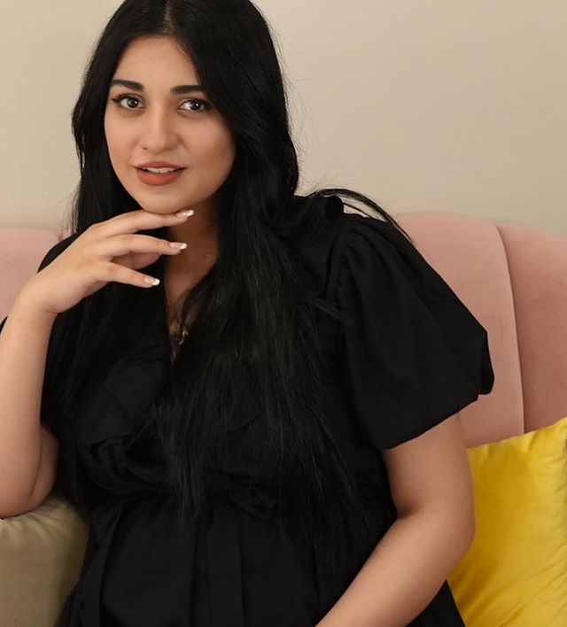 Netizens Criticize Sarah Khan For Flaunting Her Baby Bump