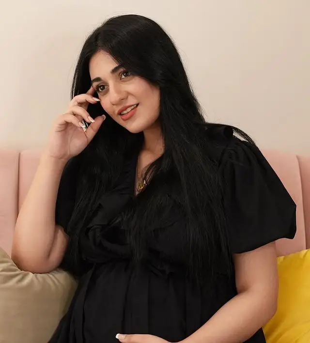 Netizens Criticize Sarah Khan For Flaunting Her Baby Bump