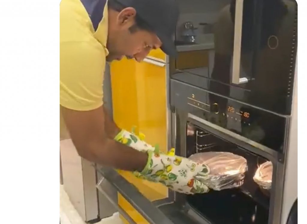 Fans Love Sarfaraz Ahmed's Video Helping Wife In Kitchen