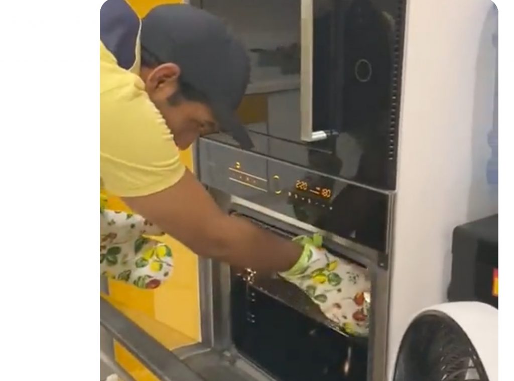 Fans Love Sarfaraz Ahmed's Video Helping Wife In Kitchen
