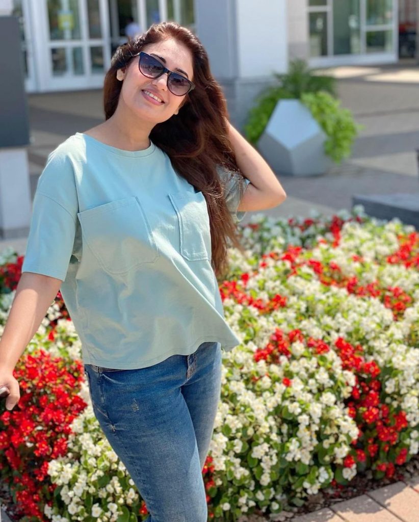 Farah Iqrar-Ul-Hassan Treats Fans With Her Pictures From USA