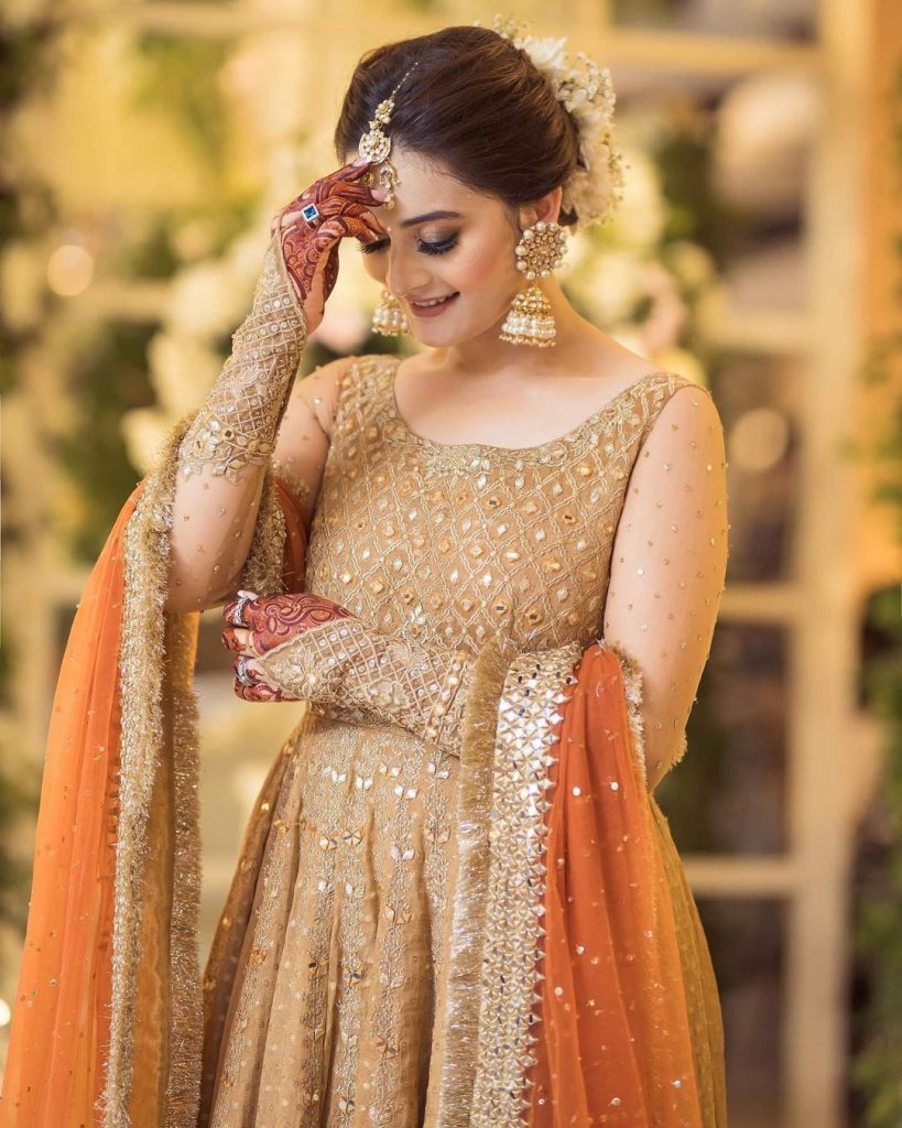 Bewitching Portraits Of Aiman Khan And Muneeb Butt From Minal's Wedding