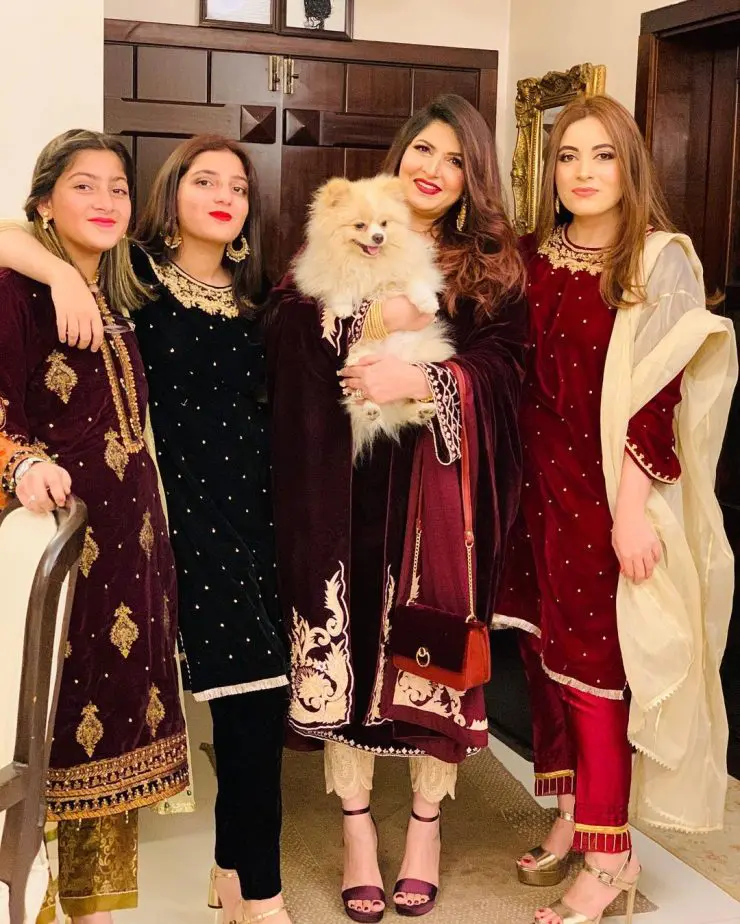 Shagufta Ejaz Hosts Dinner - Family Pictures | Reviewit.pk