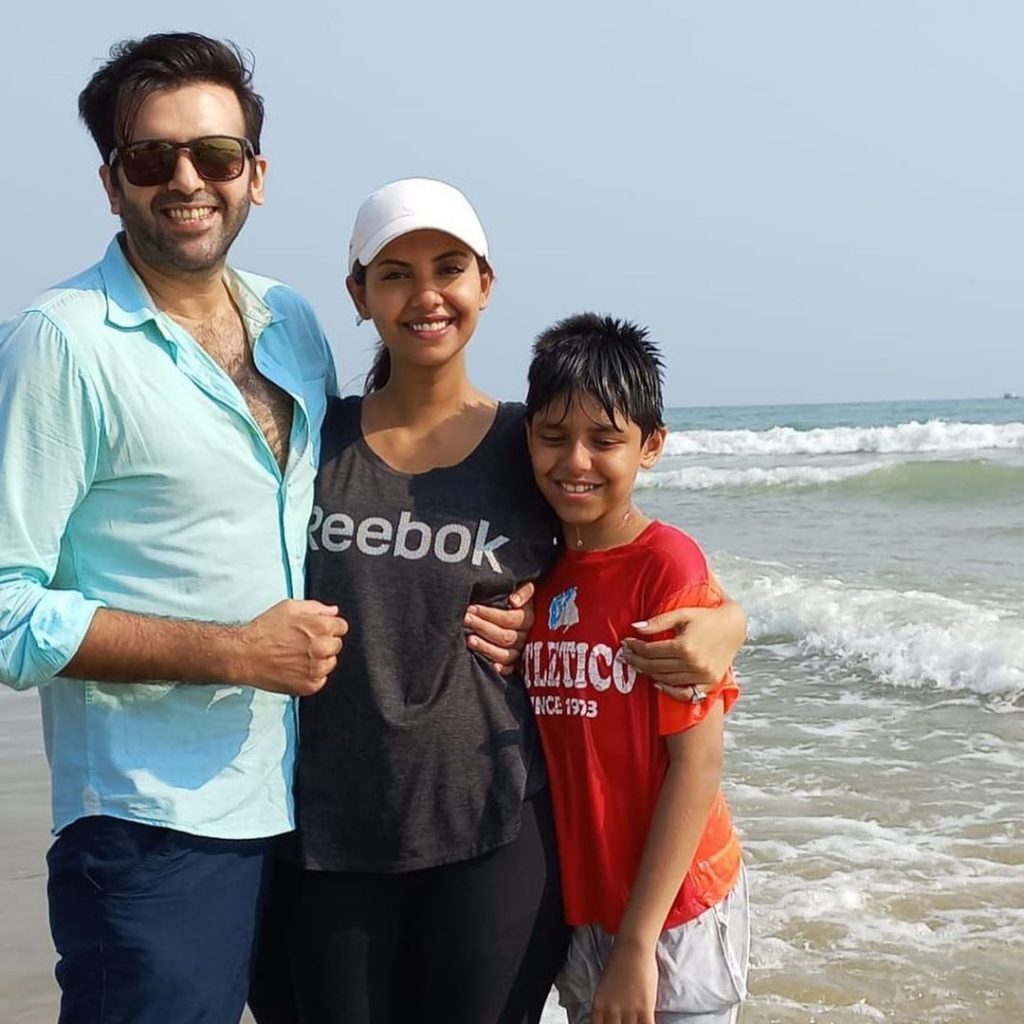 Sunita Marshall & Hassan Ahmed Spent Sunday On Beach