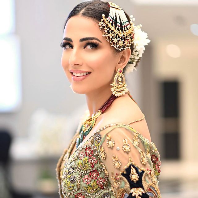 Public Criticism On Ushna Shah's Recent Look For A Shoot