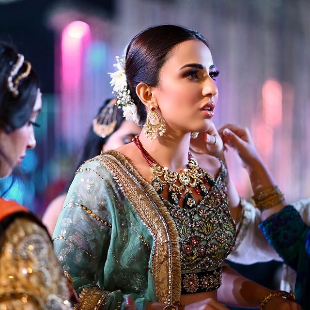 Public Criticism On Ushna Shah's Recent Look For A Shoot