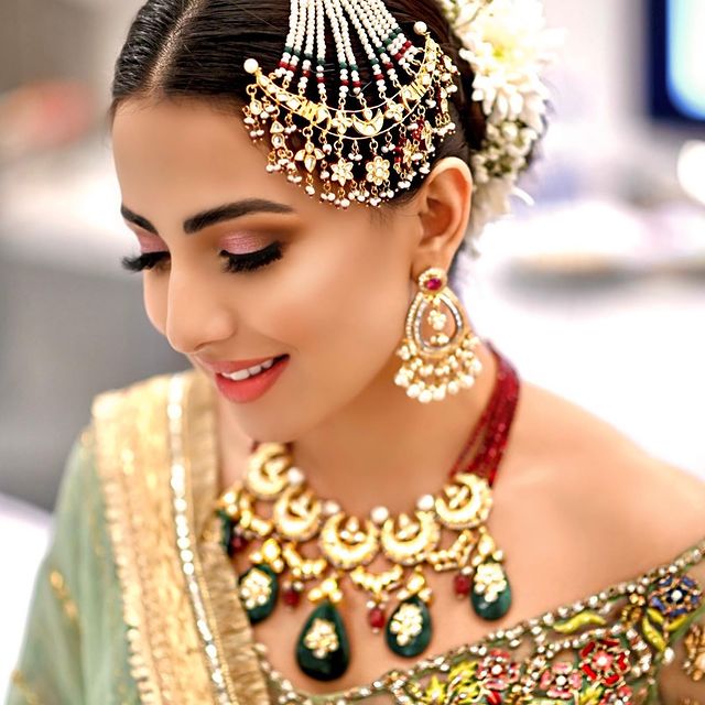 Public Criticism On Ushna Shah's Recent Look For A Shoot