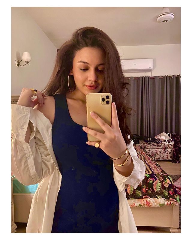 Netizens Speculate About Zara Noor Abbas' Pregnancy