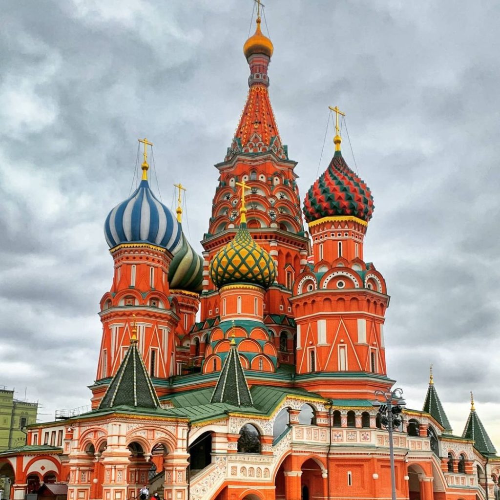 Aisam Ul Haq Qureshi Poses With Wife From Moscow Reviewit.pk