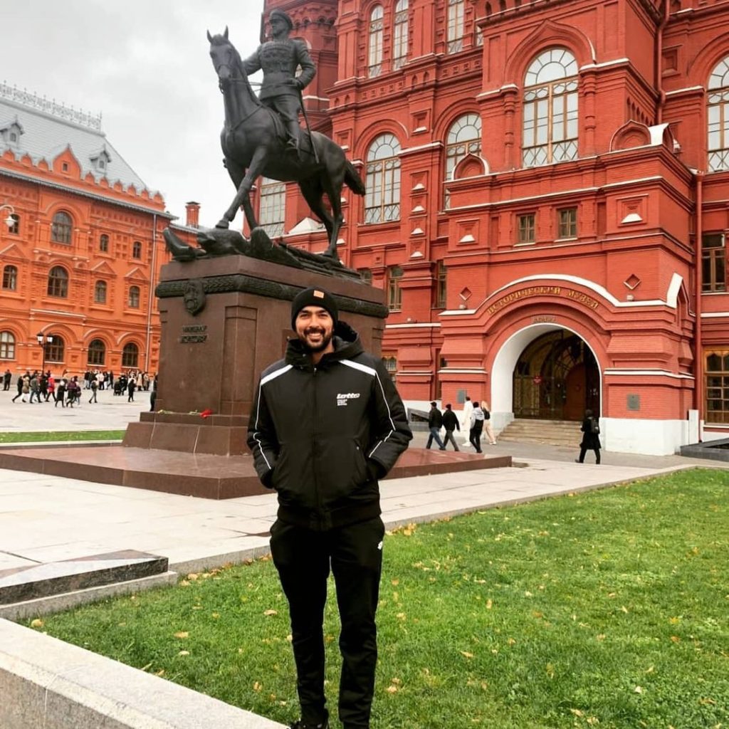 Aisam Ul Haq Qureshi Poses With Wife From Moscow Reviewit.pk