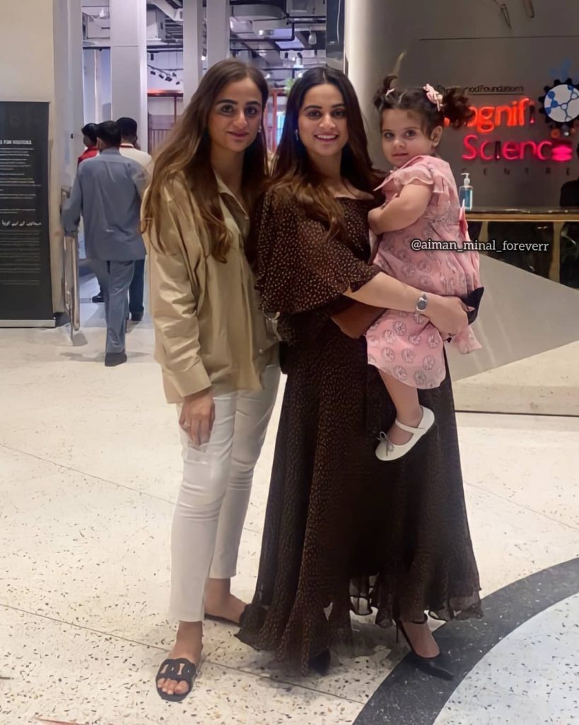 Recent Beautiful Pictures of Aiman Khan With Her Adorable Family