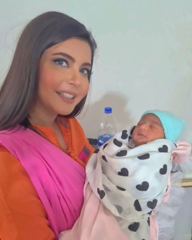 Sarah Khan And Falak Shabbir Shared Adorable Video Of Their Newborn Daughter