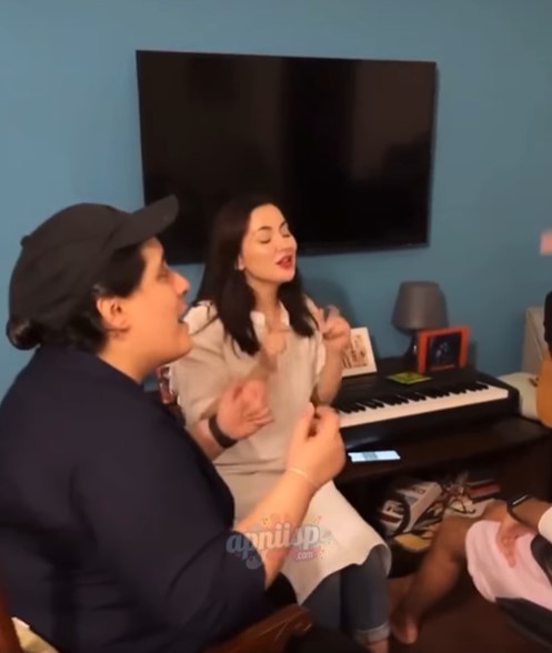 Recent Video Of Hania Aamir Jamming With Friends Ignites Criticism