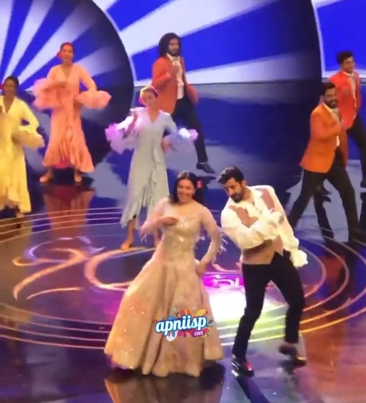 Mahira Khan And Shehryar Munawar's Stunning Dance Performance At LSA 2021