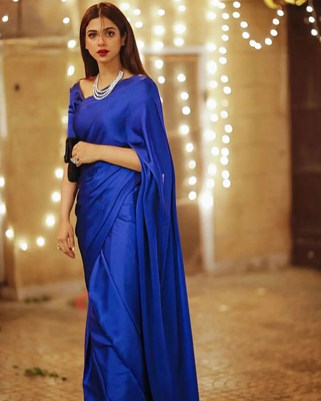 Pakistani Actresses Flaunting Gorgeous Silk Sarees