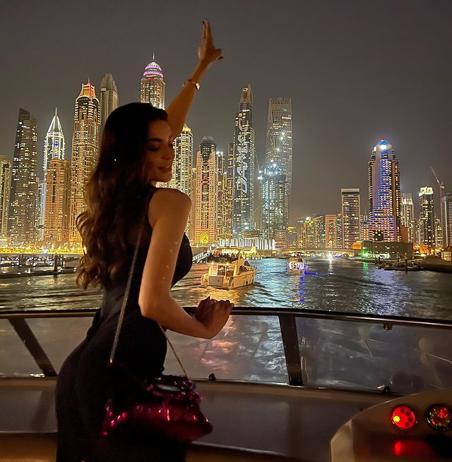 Sadia Khan Spending Quality Time In Dubai | Reviewit.pk