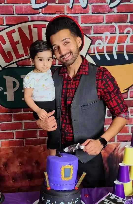 Inside Sham Idrees' Birthday Celebration With Friends And Family
