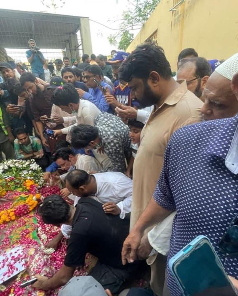 Legendary Artist Umer Sharif Laid To Rest In Abdullah Shah Ghazi Graveyard