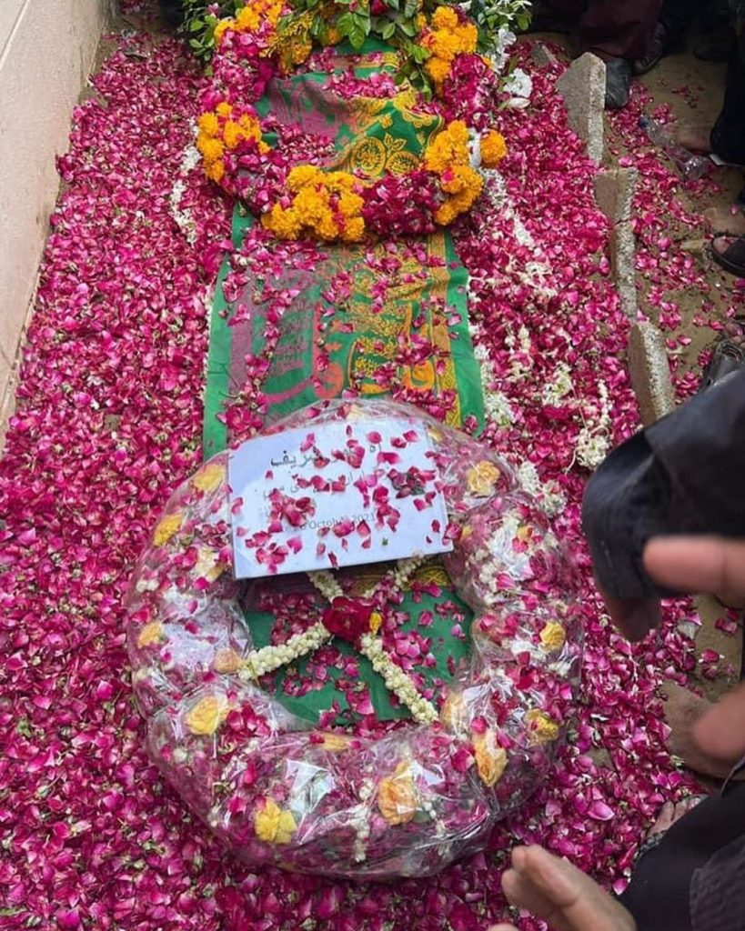 Legendary Artist Umer Sharif Laid To Rest In Abdullah Shah Ghazi Graveyard