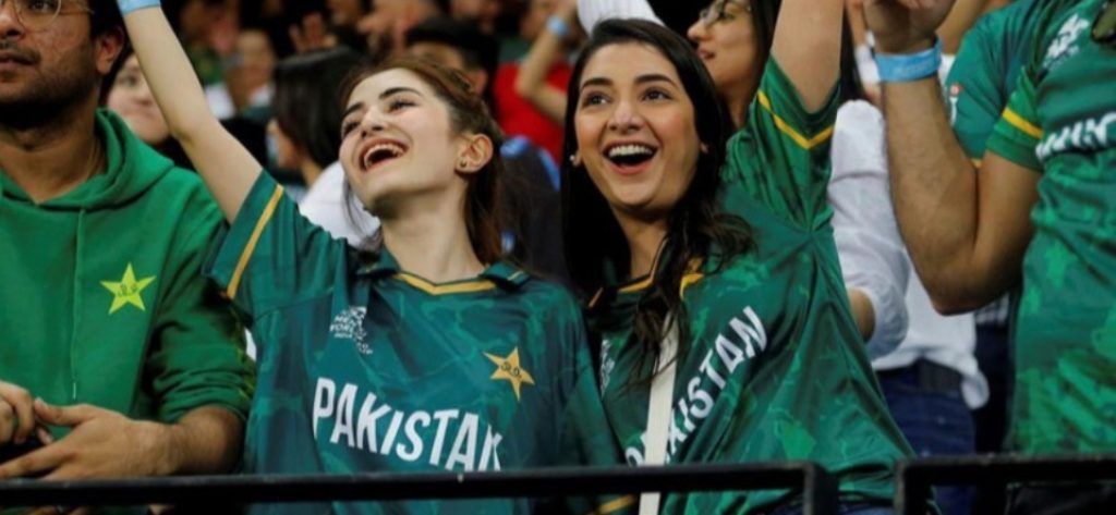 Pakistani Celebrities Supporting Team Pakistan After Recent Defeat