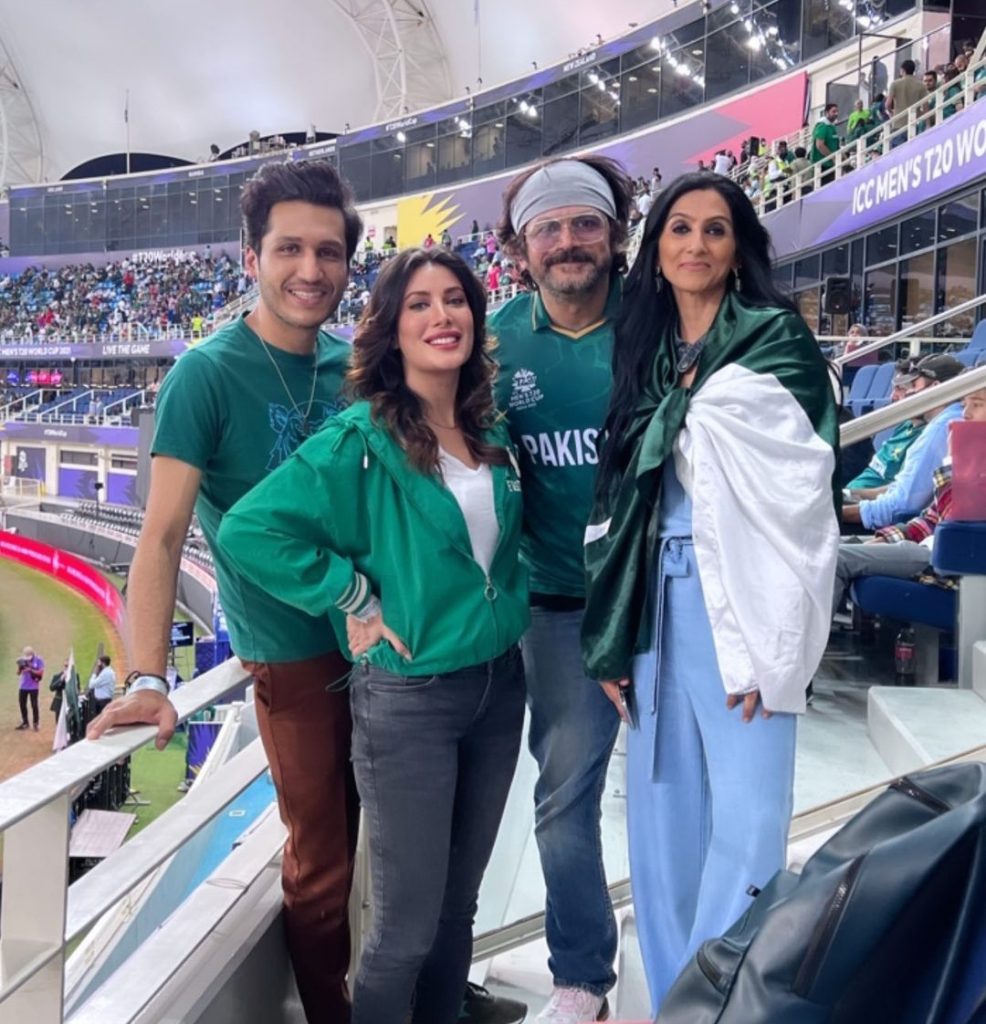 Pakistani Celebrities Supporting Team Pakistan After Recent Defeat