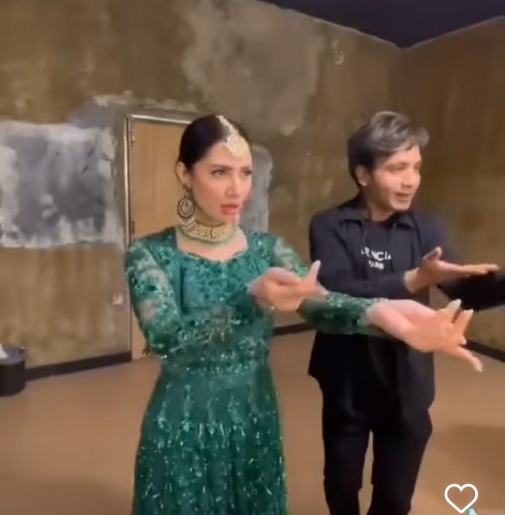 Mahira Khan Acing The Dance Moves with Perfection