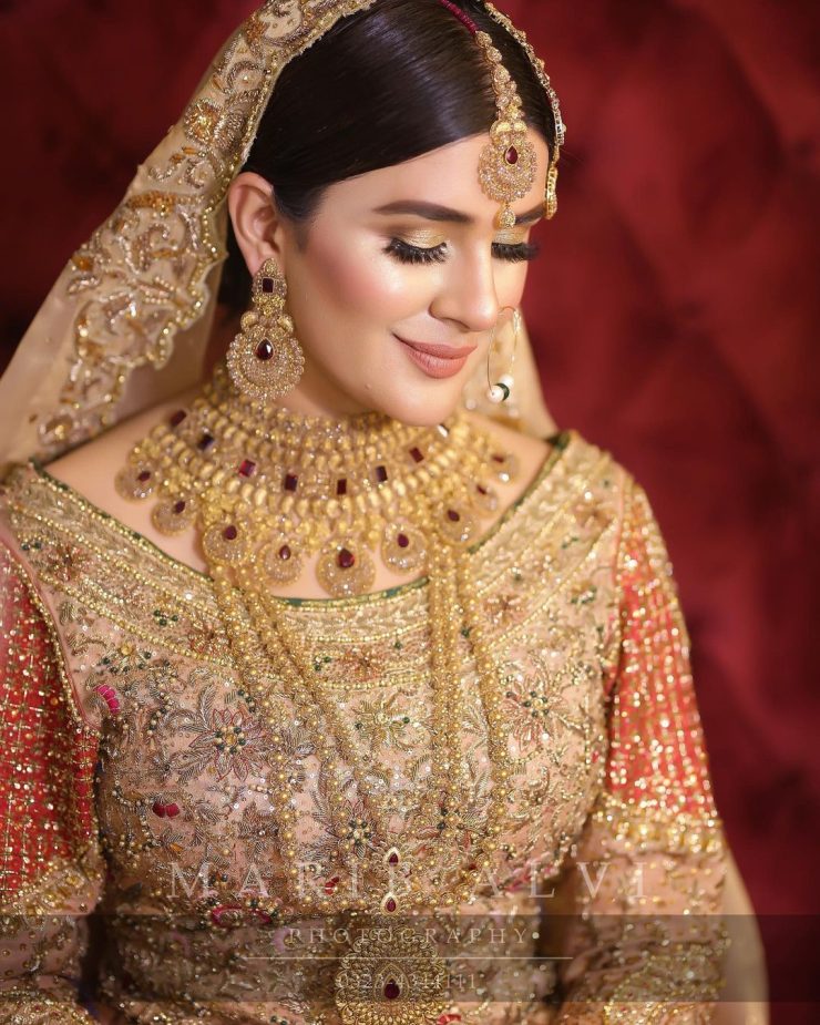 Kubra Khan Nails Traditional Charm In Her Latest Bridal Shoot | Reviewit.pk