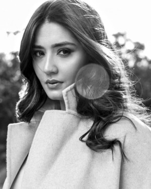Dur-E-Fishan Saleem Stuns In Her Latest Glamorous Photoshoot | Reviewit.pk