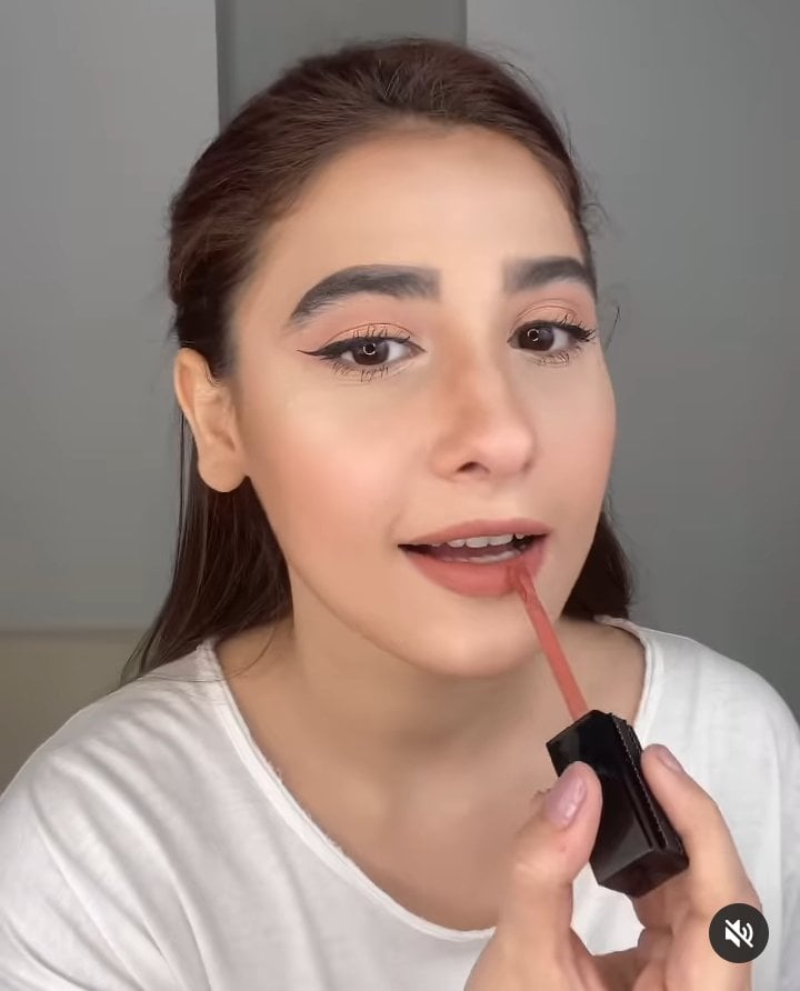 Netizens Criticize Hina Altaf's Makeup Skills