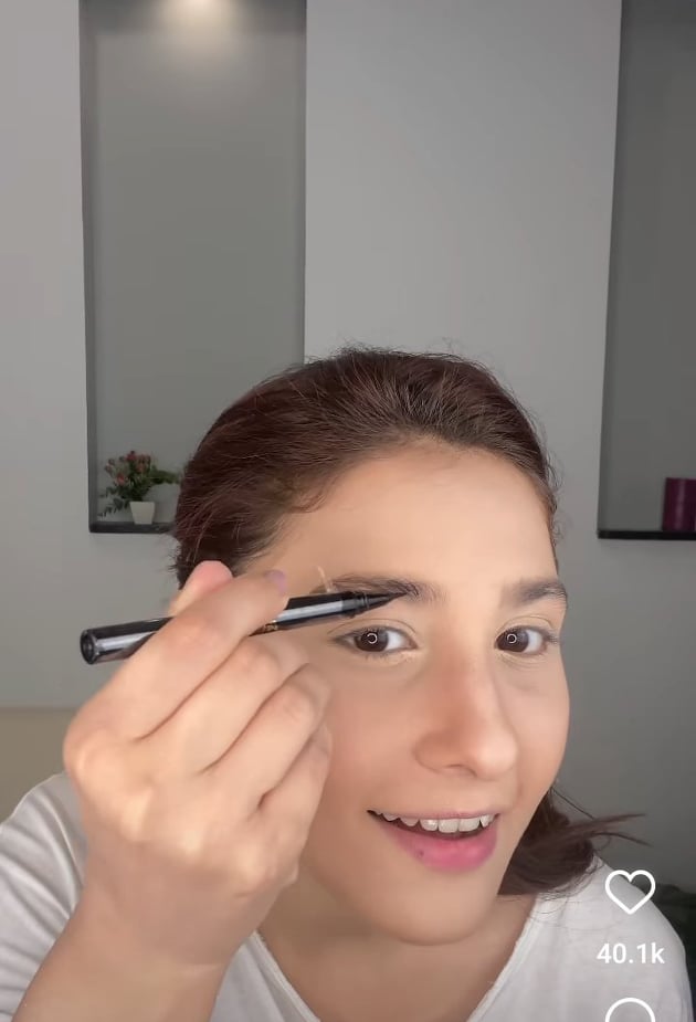 Netizens Criticize Hina Altaf's Makeup Skills