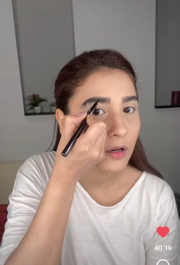 Netizens Criticize Hina Altaf's Makeup Skills