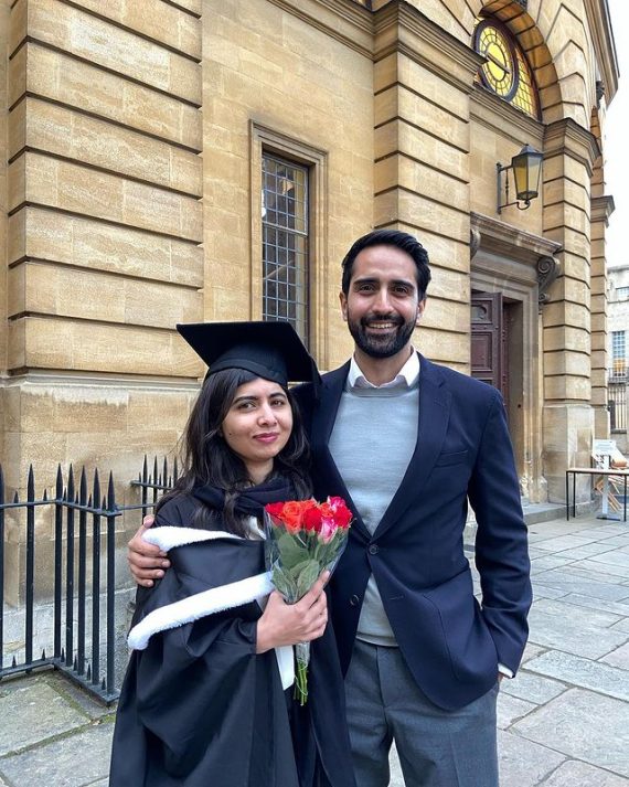 Malala Yousafzai Shares Pictures From Her Graduation Ceremony Reviewitpk