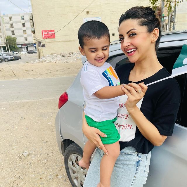 Moomal Khalid With Her Husband And Son- Adorable Pictures