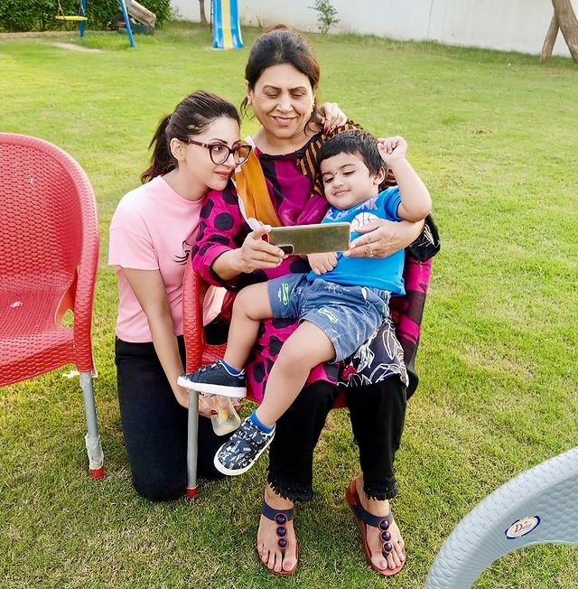 Moomal Khalid With Her Husband And Son- Adorable Pictures