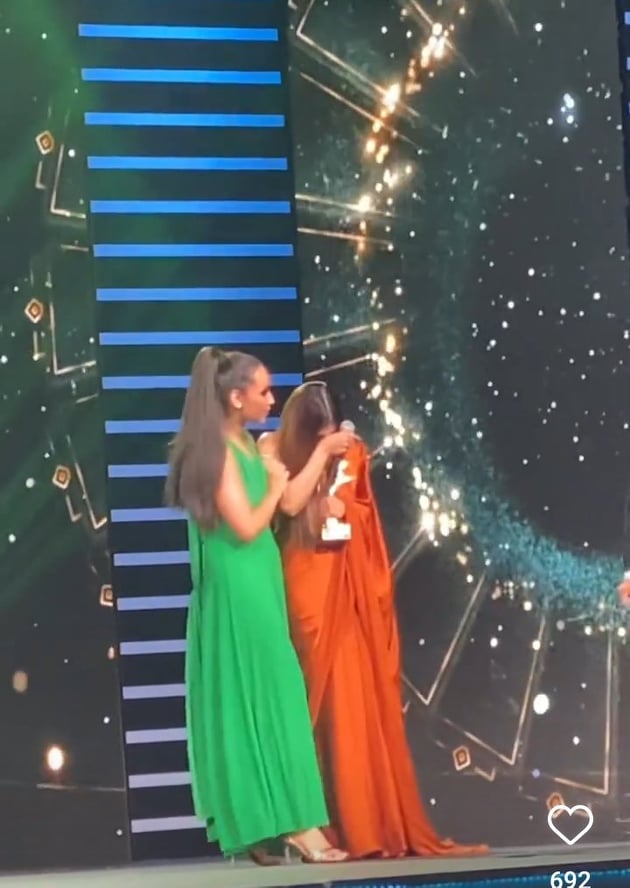 What Made Sonya Hussyn Burst Into Tears While Receiving Her Award