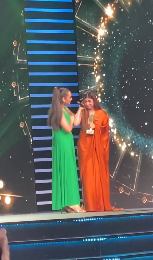 What Made Sonya Hussyn Burst Into Tears While Receiving Her Award