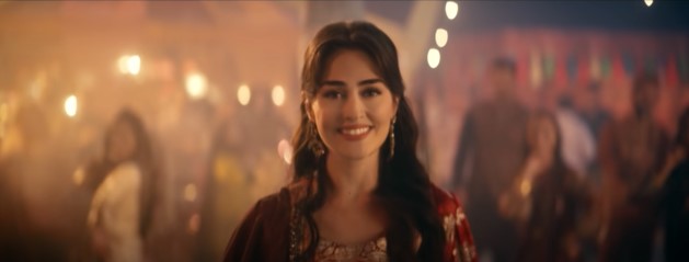 Public Reacts To Esra Bilgic AKA Halima Sultan's Dance In Recent Pakistani Advertisement