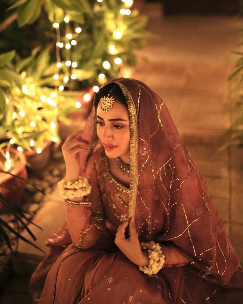Alluring BTS Clicks Of Sana Javed From The Set Of "Aye Musht-e-Khaak"