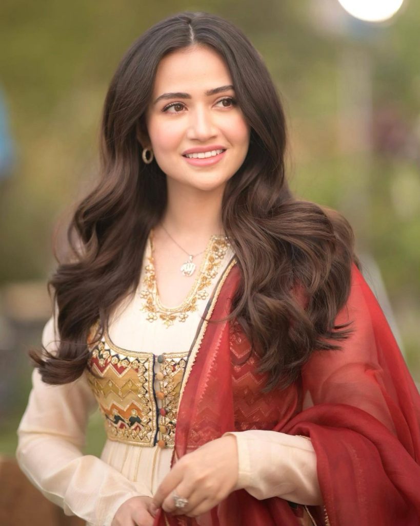 Alluring BTS Clicks Of Sana Javed From The Set Of "Aye Musht-e-Khaak"