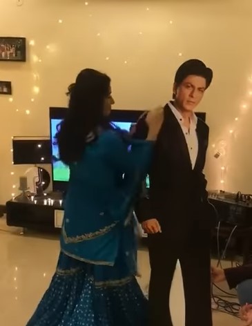 Public Reacts To SRK Themed Dholak In A Pakistani Wedding